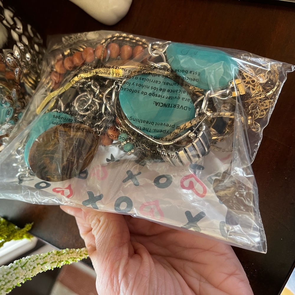 Mixed untested vintage jewelry and metals (can be used as scrap metal prices)
